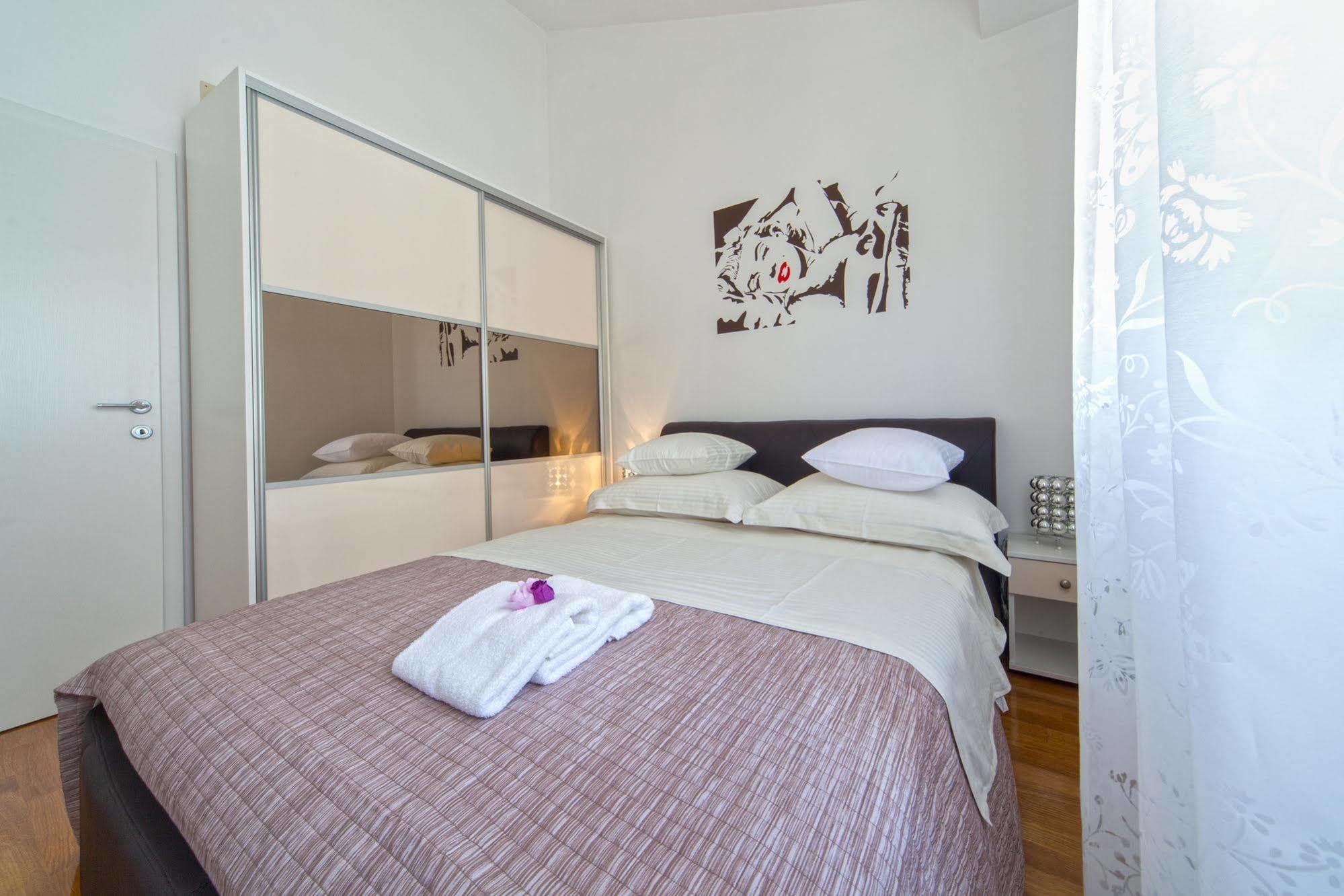Madrugada Apartments Stari Grad  Zewnętrze zdjęcie